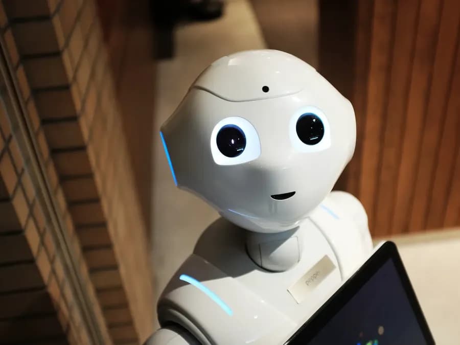 Pourquoi utiliser un chatbot sur son site web ? 4 raisons